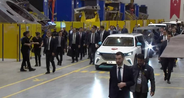 Dikkat çeken görüntüler Cumhurbaşkanı Erdoğan, Altay tankı teslim törenine özel tasarım TOGG ile geldi