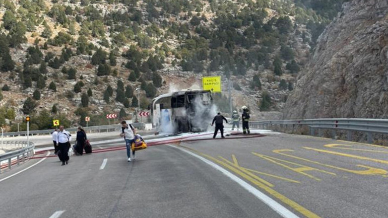 Seyir halindeki yolcu otobüsü alev aldı