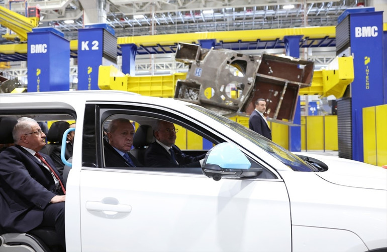 Dikkat çeken görüntüler Cumhurbaşkanı Erdoğan, Altay tankı teslim törenine özel tasarım TOGG ile geldi