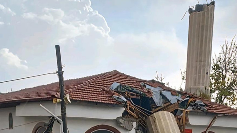 Ankarada dolu yağışı başladı Sokaklar göle dönünce vatandaş balık tuttu | Minare devrildi, çatılar uçtu Valilikten kritik uyarı geldi