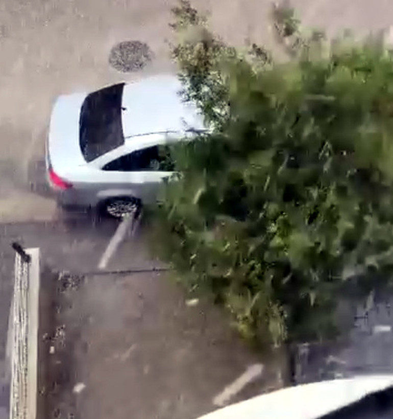 Ankarada dolu yağışı başladı Sokaklar göle dönünce vatandaş balık tuttu | Minare devrildi, çatılar uçtu Valilikten kritik uyarı geldi