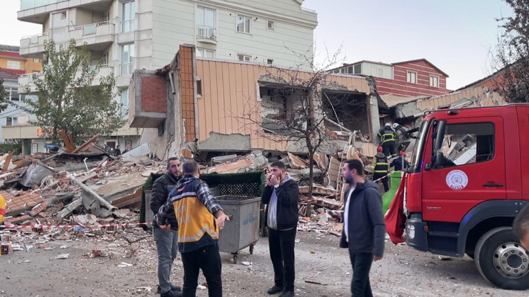 Enkaz ve olay yerine gelen ekipler