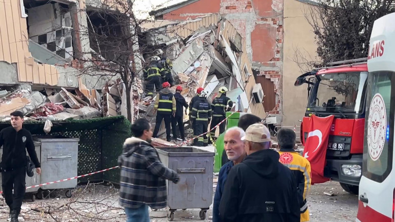 Gebze'de çöken binadan ilk görüntüler