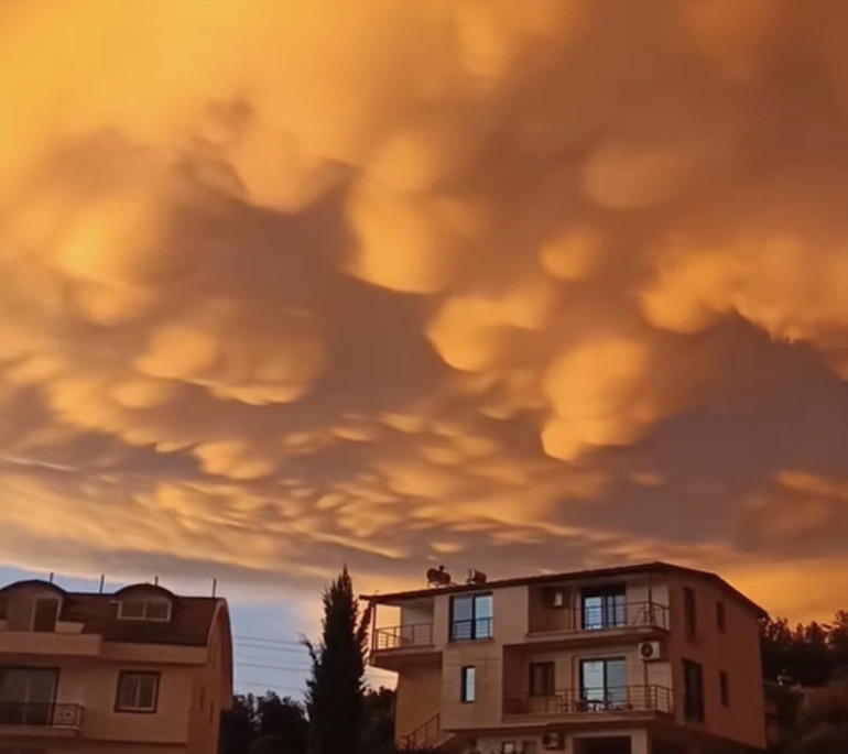 Fethiye'de Mammatus bulutları
