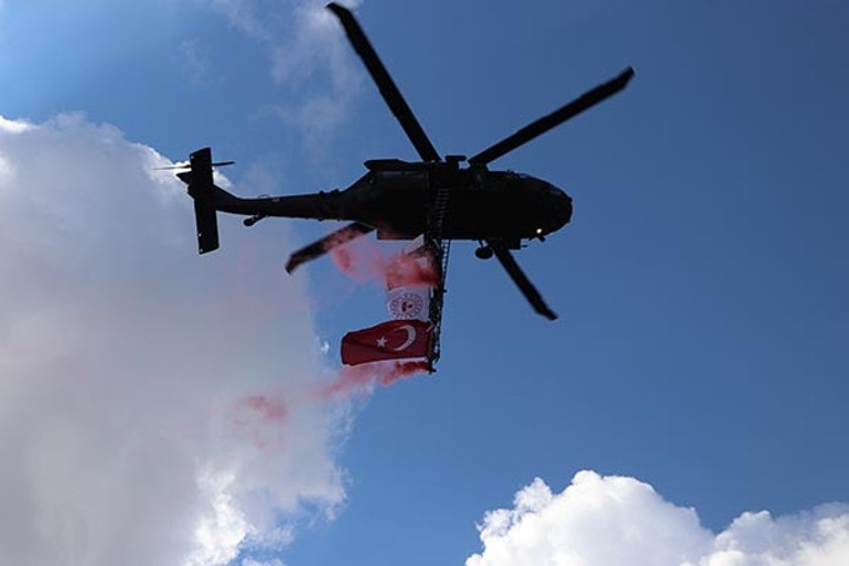 Cumhuriyet Bayramı coşkuyla kutlanıyor Türk bayrağı uzaydan görüntülendi: Şehit ailesini duygulandıran sürpriz