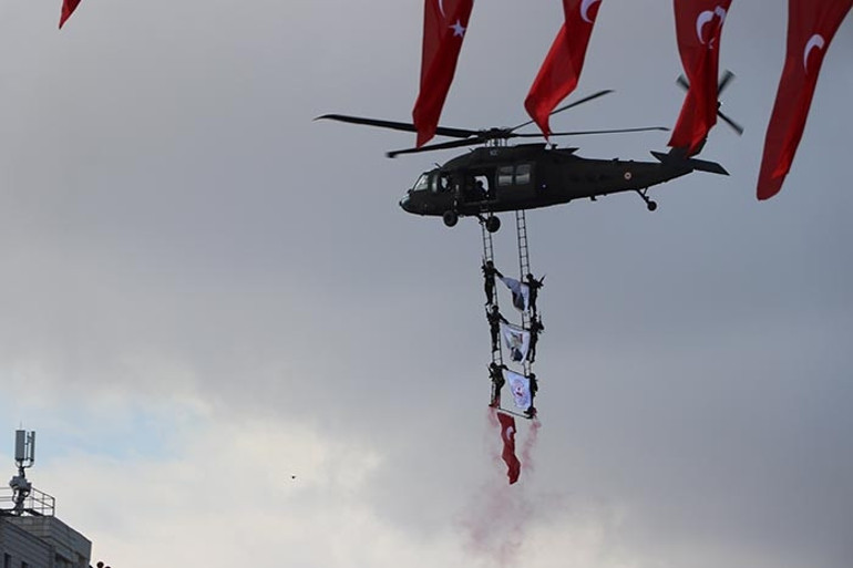 Cumhuriyet Bayramı coşkuyla kutlanıyor Türk bayrağı uzaydan görüntülendi: Şehit ailesini duygulandıran sürpriz