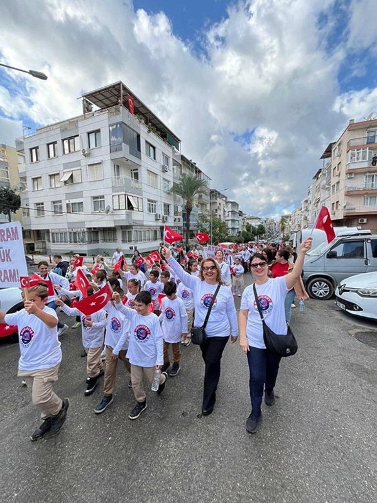 Cumhuriyet Bayramı coşkuyla kutlanıyor Türk bayrağı uzaydan görüntülendi: Şehit ailesini duygulandıran sürpriz