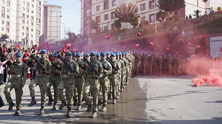 Cumhuriyet Bayramı coşkuyla kutlanıyor Türk bayrağı uzaydan görüntülendi: Şehit ailesini duygulandıran sürpriz