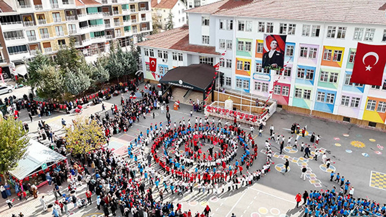 Cumhuriyet Bayramı coşkuyla kutlanıyor Türk bayrağı uzaydan görüntülendi: Şehit ailesini duygulandıran sürpriz