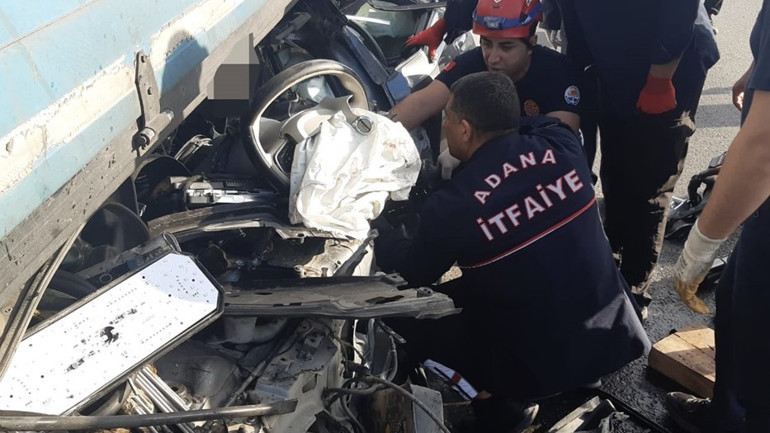 Adana kaza: TIR'a arkadan çarpan otomobil