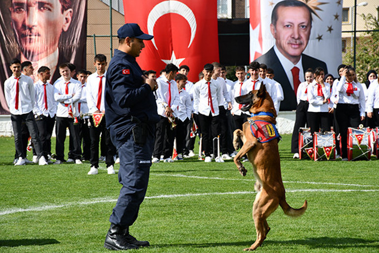 Cumhuriyet Bayramı coşkuyla kutlanıyor Türk bayrağı uzaydan görüntülendi: Şehit ailesini duygulandıran sürpriz