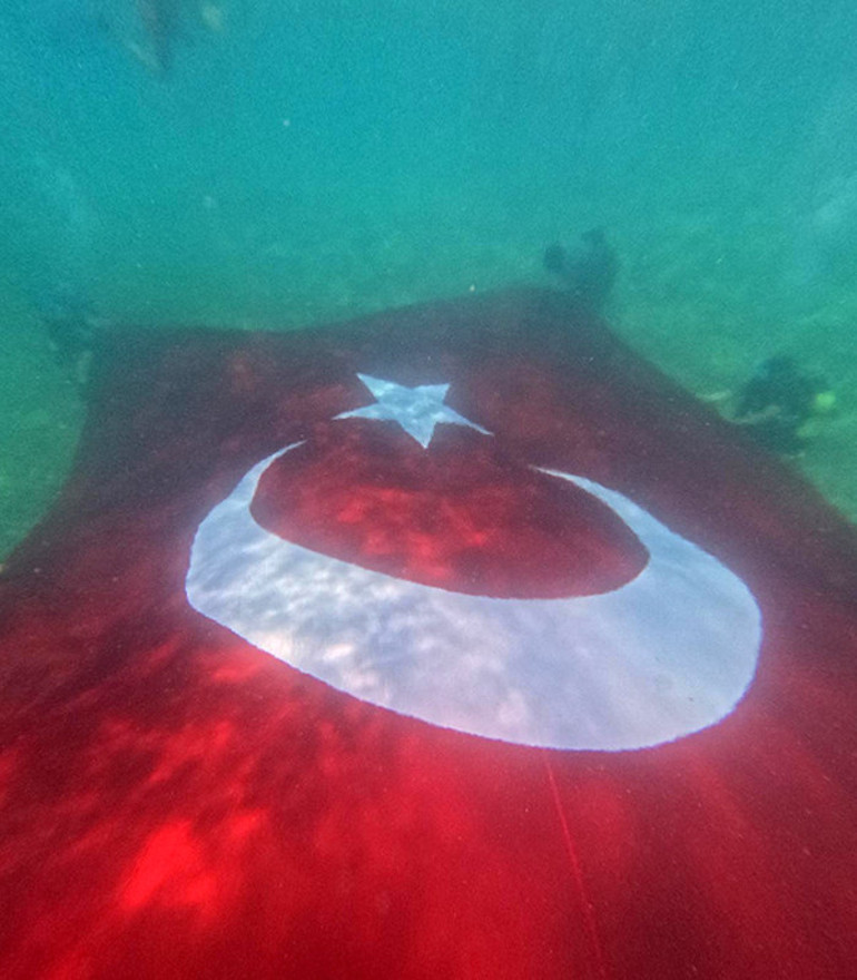 Cumhuriyet Bayramı coşkuyla kutlanıyor Türk bayrağı uzaydan görüntülendi: Şehit ailesini duygulandıran sürpriz
