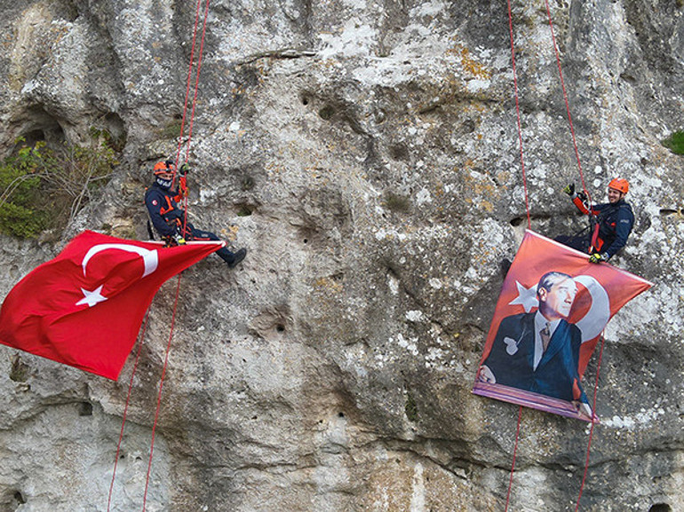 Cumhuriyet Bayramı coşkuyla kutlanıyor Türk bayrağı uzaydan görüntülendi: Şehit ailesini duygulandıran sürpriz
