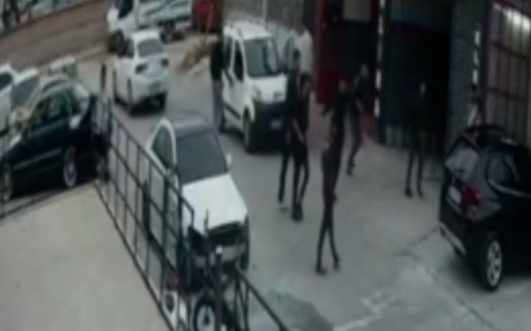 Oto boyama atölyesine silahlı saldırı kamerada 3 kişi gözaltına alındı