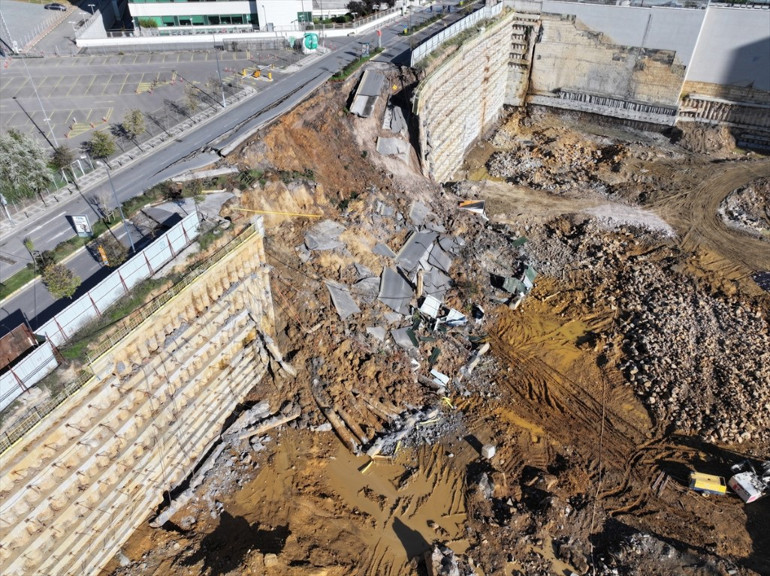 Çöken yolun görüntüsü