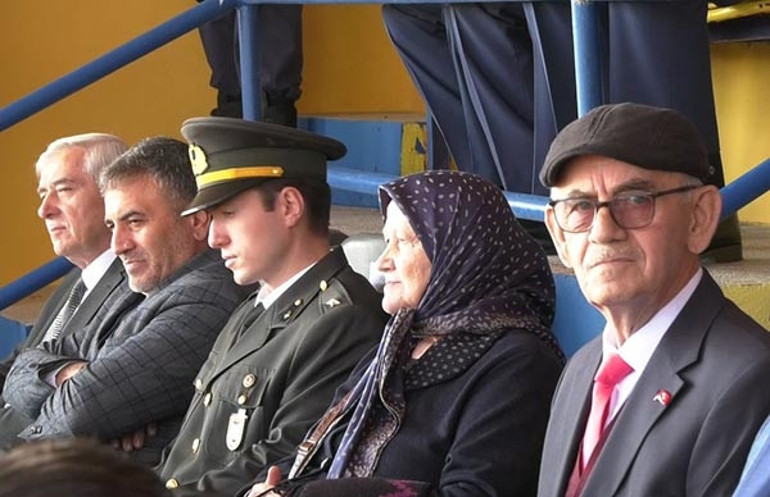 Cumhuriyet Bayramı coşkuyla kutlanıyor Türk bayrağı uzaydan görüntülendi: Şehit ailesini duygulandıran sürpriz