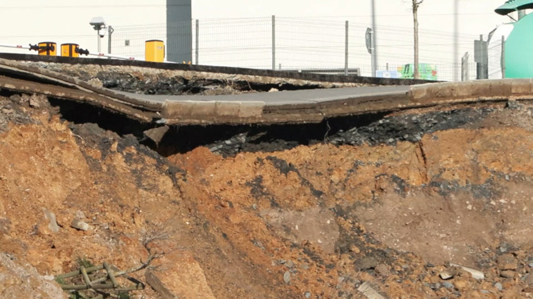 İstanbulda inşaat çalışması sırasında yol çöktü