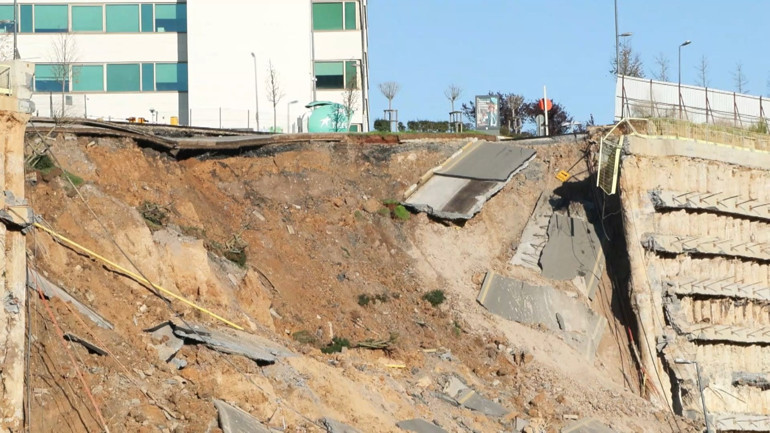 İstanbulda inşaat çalışması sırasında yol çöktü