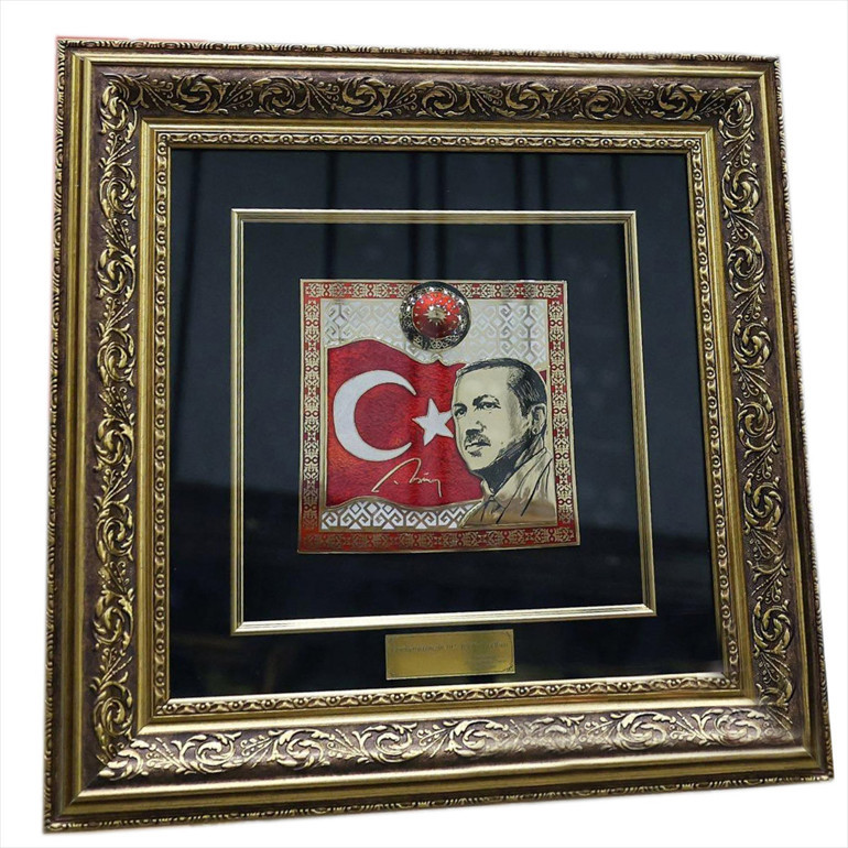 MHP Genel Başkanı Bahçeliden Cumhurbaşkanı Erdoğana anlamlı hediye