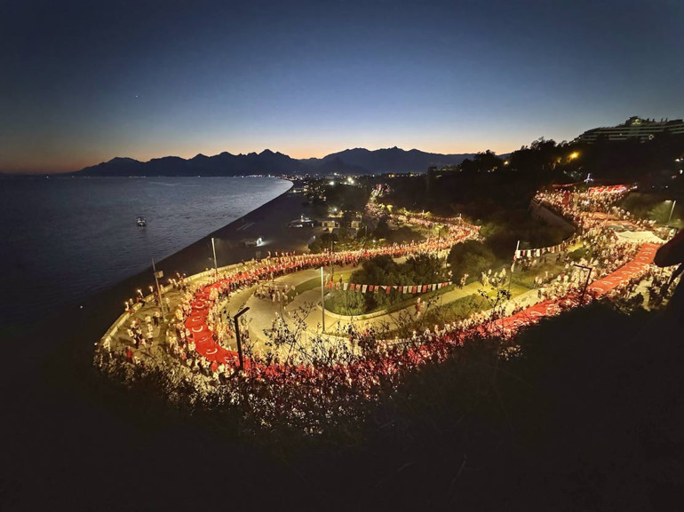 102. yılı coşkuyla kutladık… Sığmaz bu cihana bizim cumhuriyet sevdamız, Türk bayrağı uzaydan görüntülendi