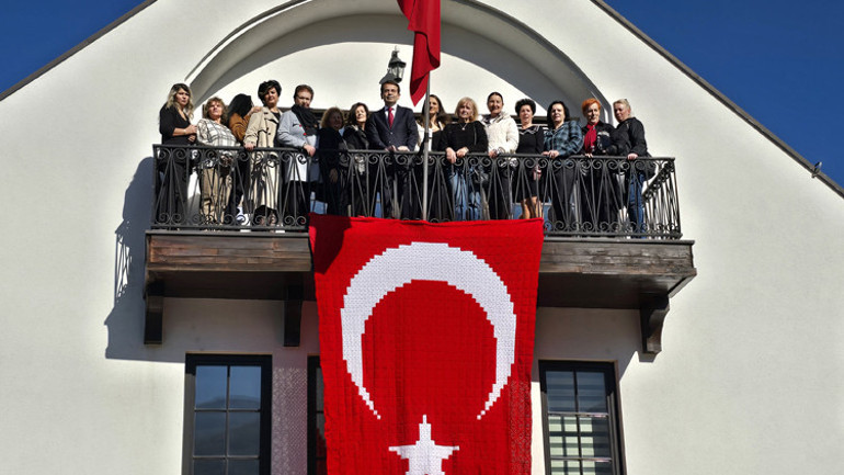 Kosovalı 102 kadın Türkiye’nin 102 yılı için bayrak ördü