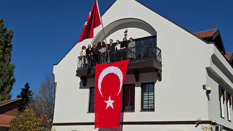Kosovalı 102 kadın Türkiye’nin 102 yılı için bayrak ördü