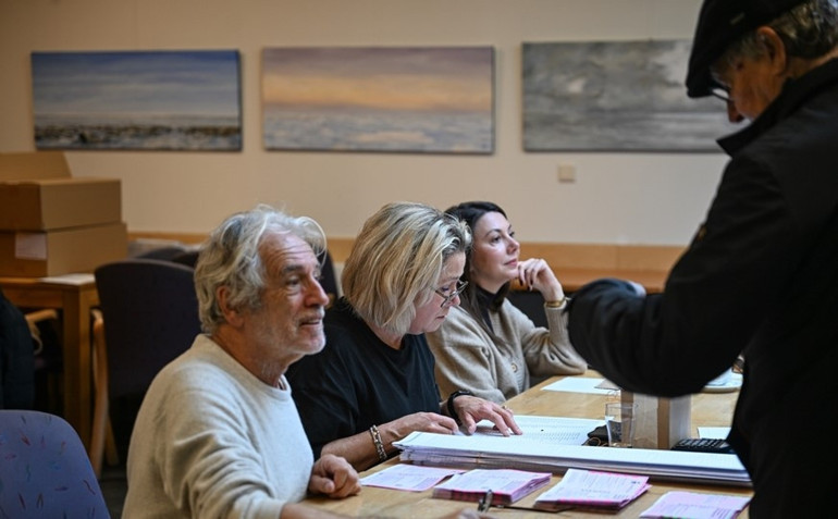 Hollandada erken genel seçimde aşırı sağ oy kaybederken merkez partileri güçlendi