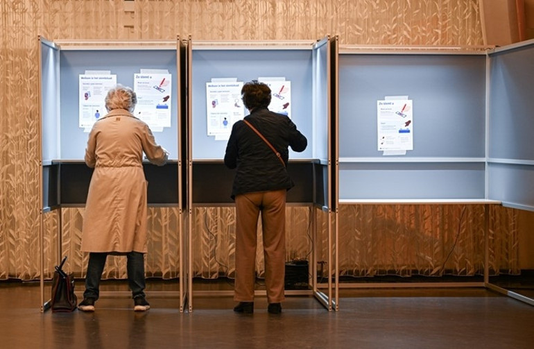 Hollandada erken genel seçimde aşırı sağ oy kaybederken merkez partileri güçlendi