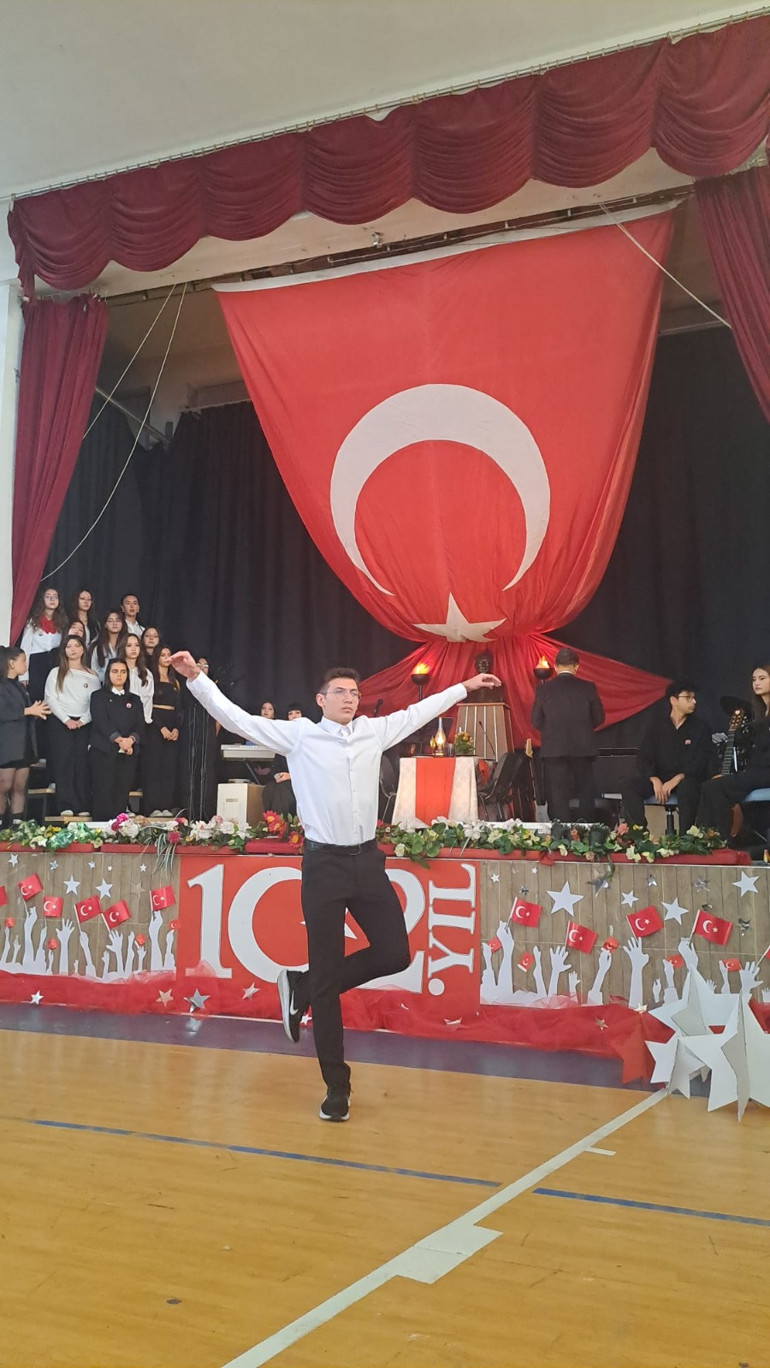 Aydınlıkevler Anadolu Lisesinin Cumhuriyet coşkusu