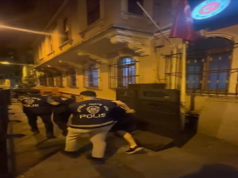İstanbulun ortasında YouTubera saldırı anbean kamerada