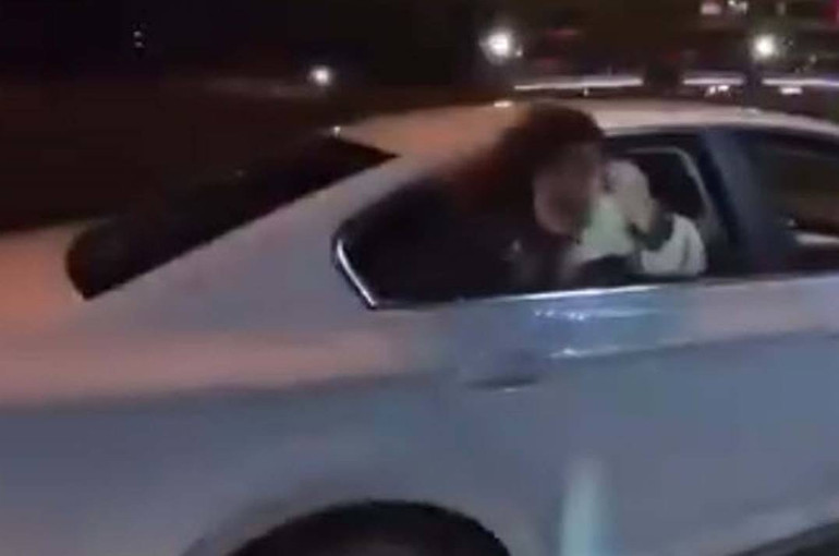 Genç kız camdan başını çıkarıp yardım için bağırdı; araçtaki herkese ceza kesildi