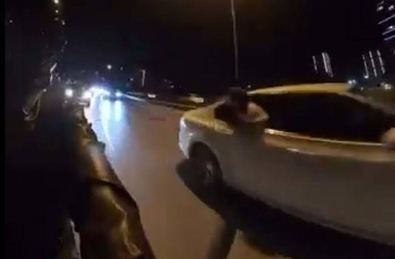 Genç kız camdan başını çıkarıp yardım için bağırdı; araçtaki herkese ceza kesildi