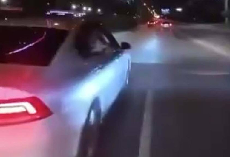 Genç kız camdan başını çıkarıp yardım için bağırdı; araçtaki herkese ceza kesildi