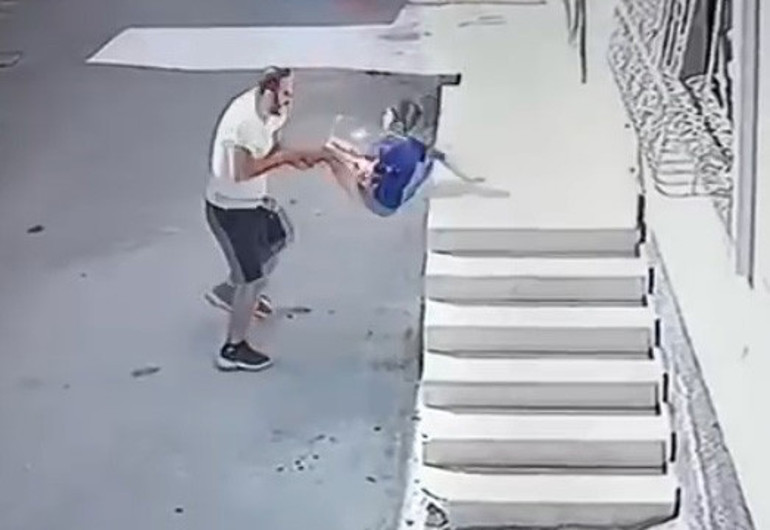 Seyhan'da yaşanan saldırı anı - çocuk kapı zilini çalıyor