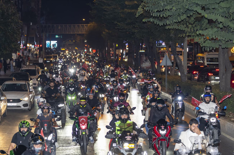 29 Ekimde nikah masasına oturan çift, gelinlik ve damatlıkla ‘Cumhuriyet Korteji’ne katıldı