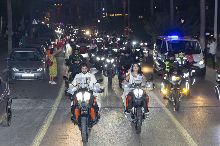 29 Ekimde nikah masasına oturan çift, gelinlik ve damatlıkla ‘Cumhuriyet Korteji’ne katıldı