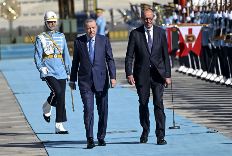 Almanya Başbakanı Merz Ankarada... Cumhurbaşkanı Erdoğan resmi törenle karşıladı
