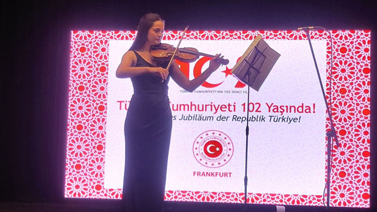 102nci yıl Frankfurt’ta da kutlandı