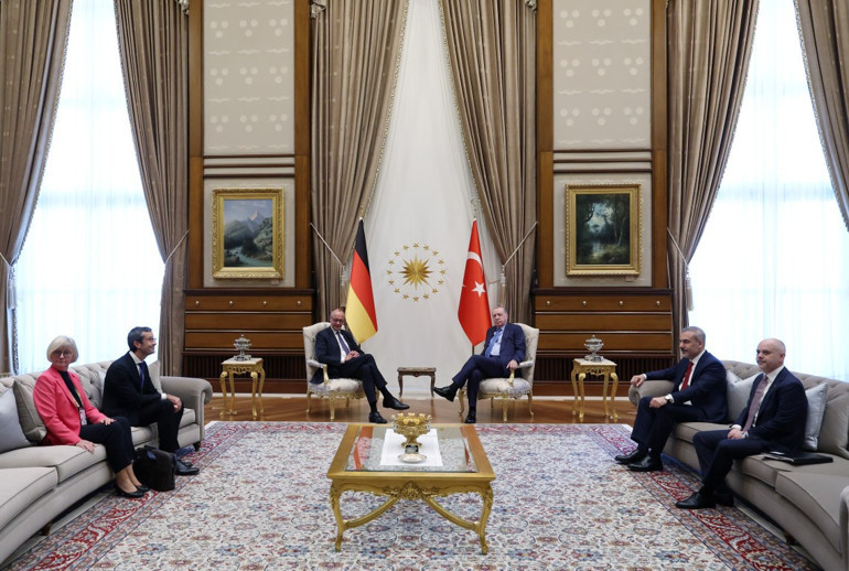 Almanya Başbakanı Merz Ankarada... Cumhurbaşkanı Erdoğan resmi törenle karşıladı