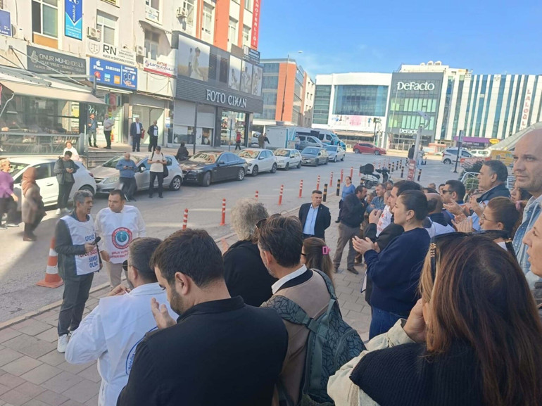 Belediye önünde toplanan memurlar