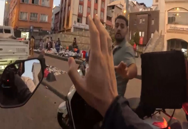 İspanyol Youtubera Beyoğlu’nda kabusu yaşattılar… Darbedip pet şişe fırlattılar