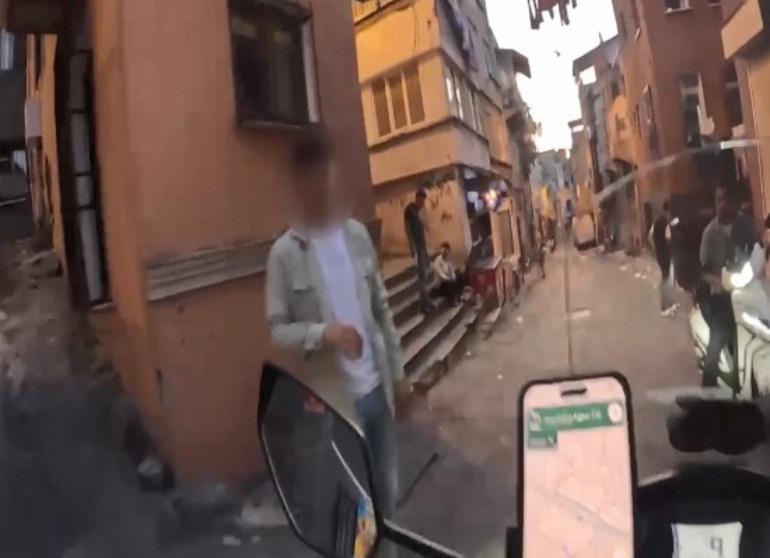 İspanyol Youtubera Beyoğlu’nda kabusu yaşattılar… Darbedip pet şişe fırlattılar