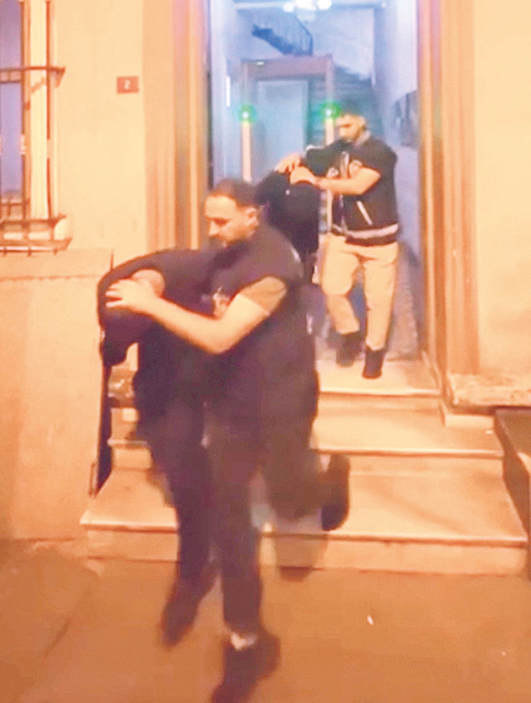 İspanyol YouTuber’ı takip edip dövdüler