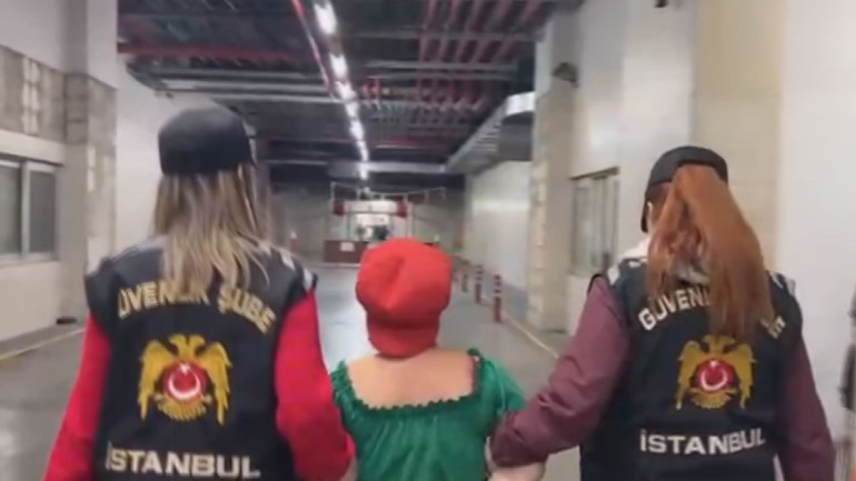 Beyoğlu'nda kadının boynuna tasma takılarak gezdirilmesi