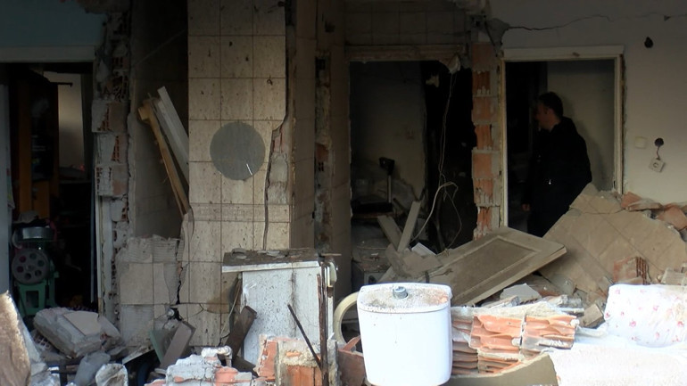 Patlama sonrası binada hasar oluştu