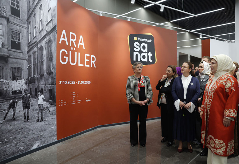 Emine Erdoğan, Vakıfbank Sanat Galerisinin açılışına katıldı