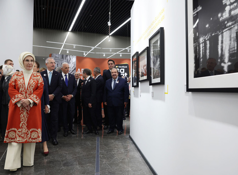 Emine Erdoğan, Vakıfbank Sanat Galerisinin açılışına katıldı
