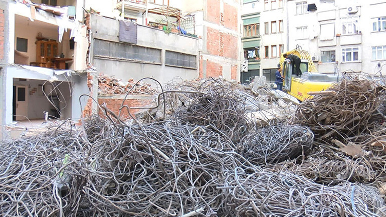 Zeytinburnunda bir binadaki yıkım nedeniyle bitişikteki apartmanda hasar oluştu