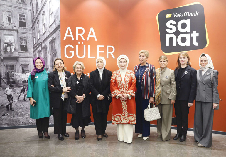 Ünlü voleybolcularla formalı hatıra