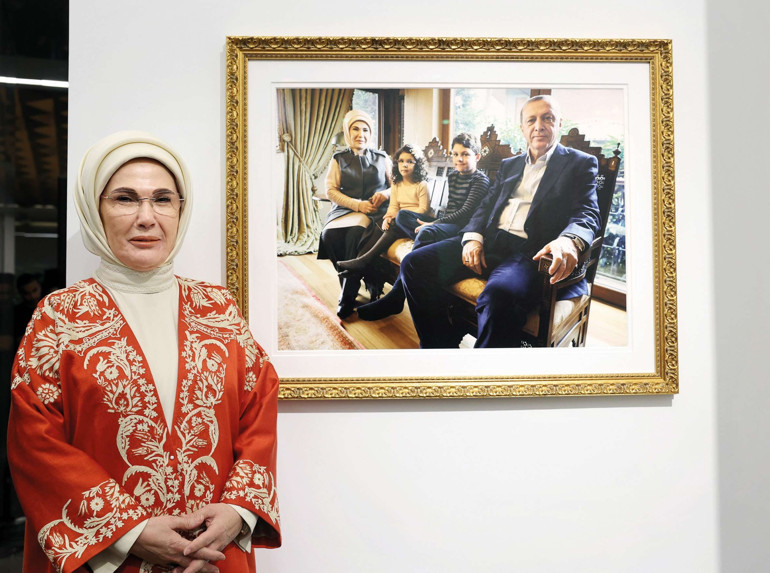 Ünlü voleybolcularla formalı hatıra